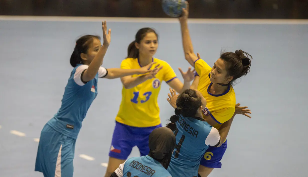 Pebola tangan putri Filipina, Jemma Marie Limsiaco, berusaha membobol gawang Indonesia pada International Handball Federation Trophy 2016 di Jakarta, Sabtu (5/3/2016). (Bola.com/Vitalis Yogi Trisna)