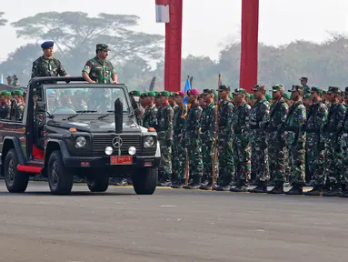 Panglima TNI Marsekal Hadi Tjahjanto (kanan) mengecek prajurit saat apel kesiapan pasukan pengamanan pelantikan presiden dan wakil presiden terpilih 2019-2024 di Lanud Halim Perdanakusuma, Jakarta, Senin (30/9/2019). Apel diikuti TNI AD, TNI AL, dan TNI AU. (Liputan6.com/Herman Zakharia)