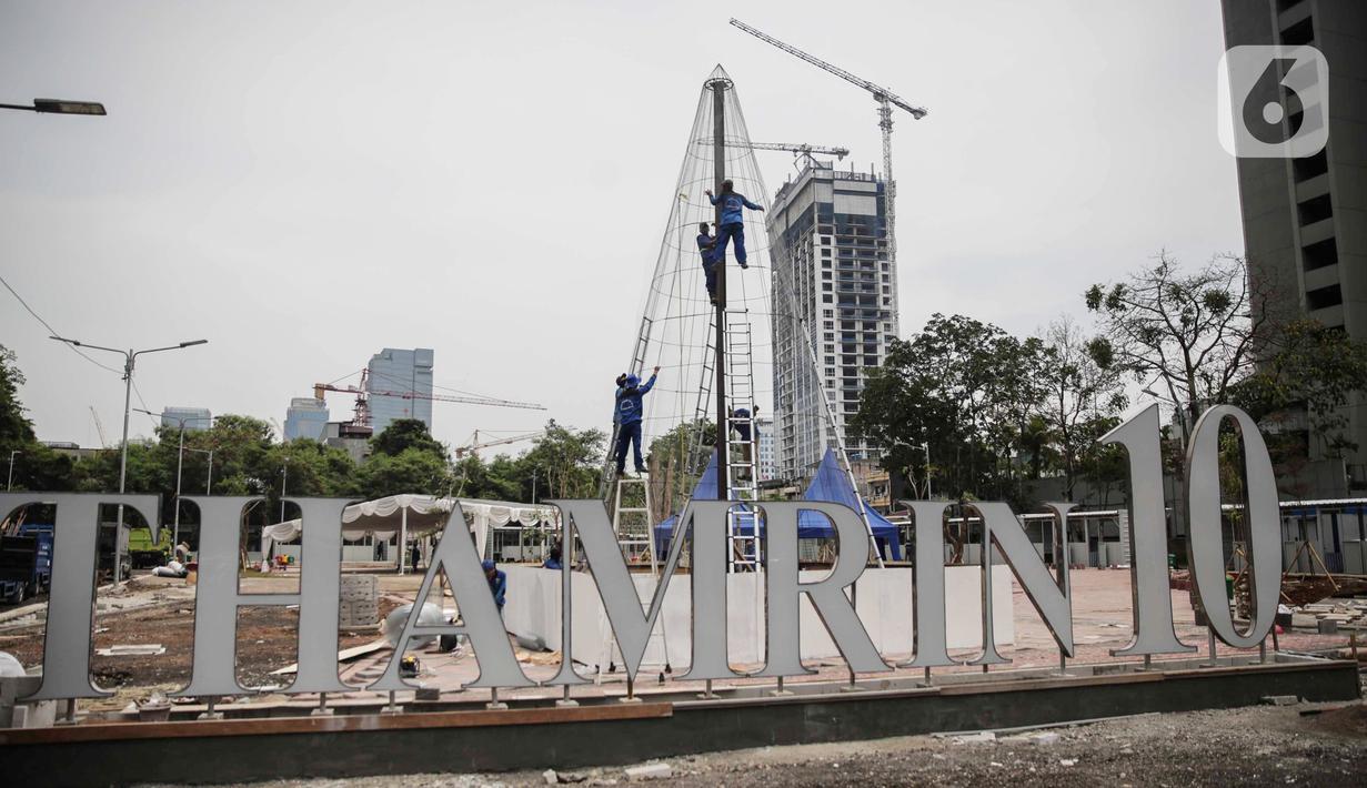 FOTO: DKI Bangun Pohon Natal dari Botol Bekas di Lapangan ...