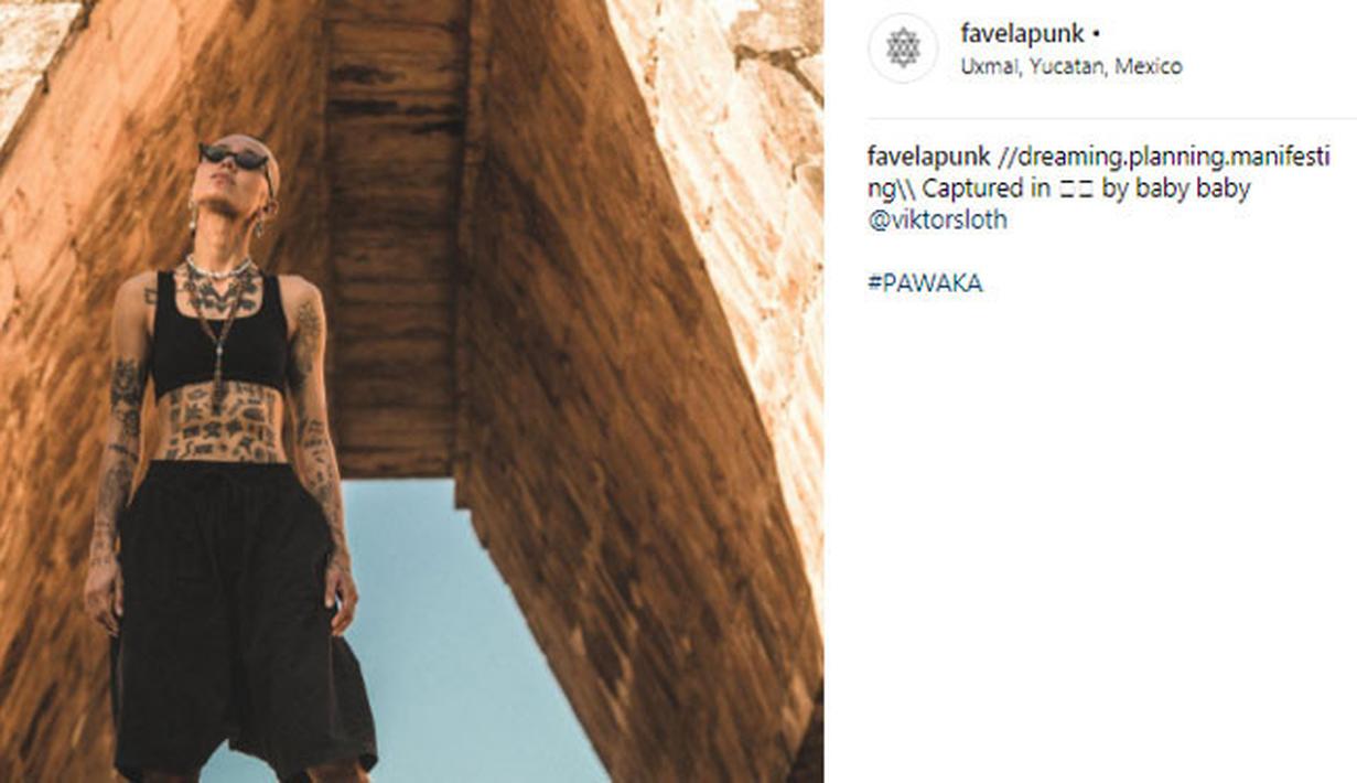 Fahrani punya banyak tato di beberapa bagian tubuhnya. Tato yang ada di tubuh model yang kini tinggal di luar negeri ini semakin banyak. (instagram.com/favelapunk)