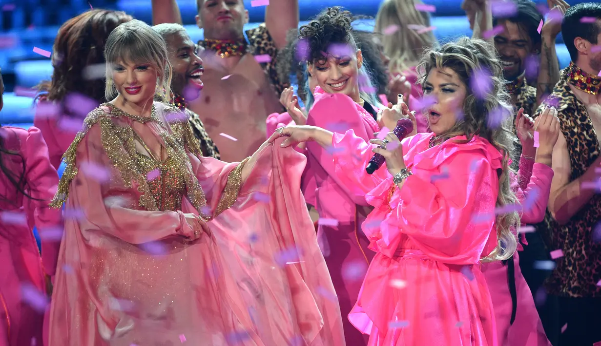Shania Twain (kanan) dan Taylor Swift (kiri) dalam acara American Music Awards (AMA) 2019 di Microsoft Theater, Los Angeles, Amerika Serikat, Minggu (24/11/2019). Shania Twain yang saat ini berusia 54 tahun tampil enerjik dengan membawakan medley sejumlah lagu populer. (Photo by Chris Pizzello/Invis