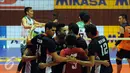 Pemain Surabaya Samator berpelukan saat berhasil unggul atas Jakarta BNI Taplus pada laga putaran kedua Pertamina Proliga 2016 di Hall A Senayan Jakarta, Jumat (1/4/2016). Samator unggul 3-2 atas BNI Taplus. (Liputan6.com/Helmi Fithriansyah)