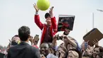 Seorang penggemar cilik menangkap bolanya kembali setelah ditanda tangani petenis Swiss, Roger Federer di Biel, Swiss, (21/4/2016). (AFP/Fabrice Coffrini)