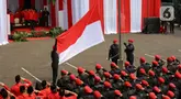 Ketua Bidang Ideologi dan Kaderisasi Partai Demokrasi Indonesia Perjuangan (PDIP) Djarot Saiful Hidayat memimpin Upacara Hari Lahir Pancasila di Jakarta, Minggu (1/6/2025). (LIputan6.com/Herman Zakharia)