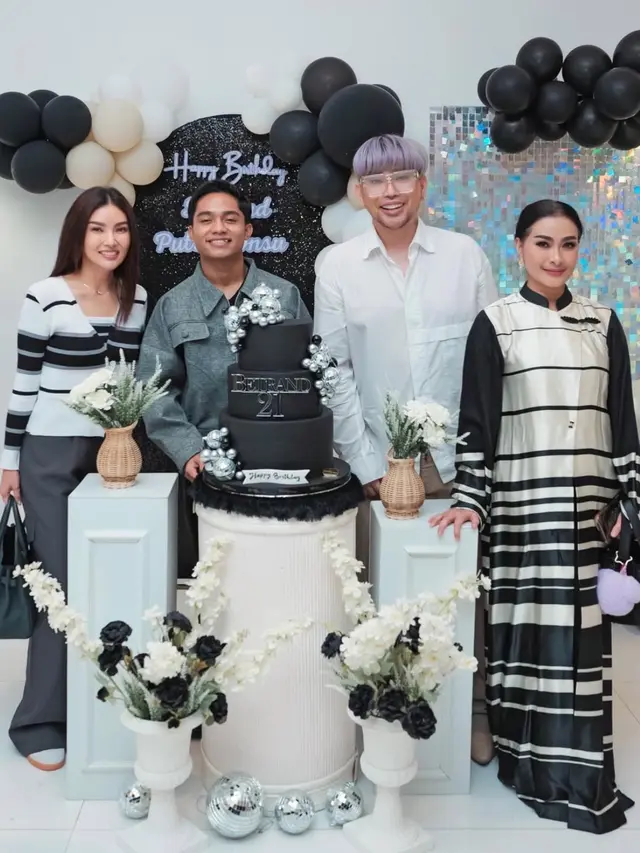 Sarwendah saat pesta Ulang Tahun Betrand Peto. [@carendelano]