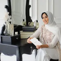 Penampilan anggun Maudy Koesnaedi berhijab yang anggun dan menawan, cek di sini penampilannya.