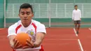 Seorang atlet atletik memegang bola saat latihan perdana di Stadion Madya Senayan, Jakarta, Selasa (13/3/2018). Pelatnas Asian Games 2018 PB PASI kembali dipusatkan di Stadion Madya Senayan. (Bola.com/Asprilla Dwi Adha)