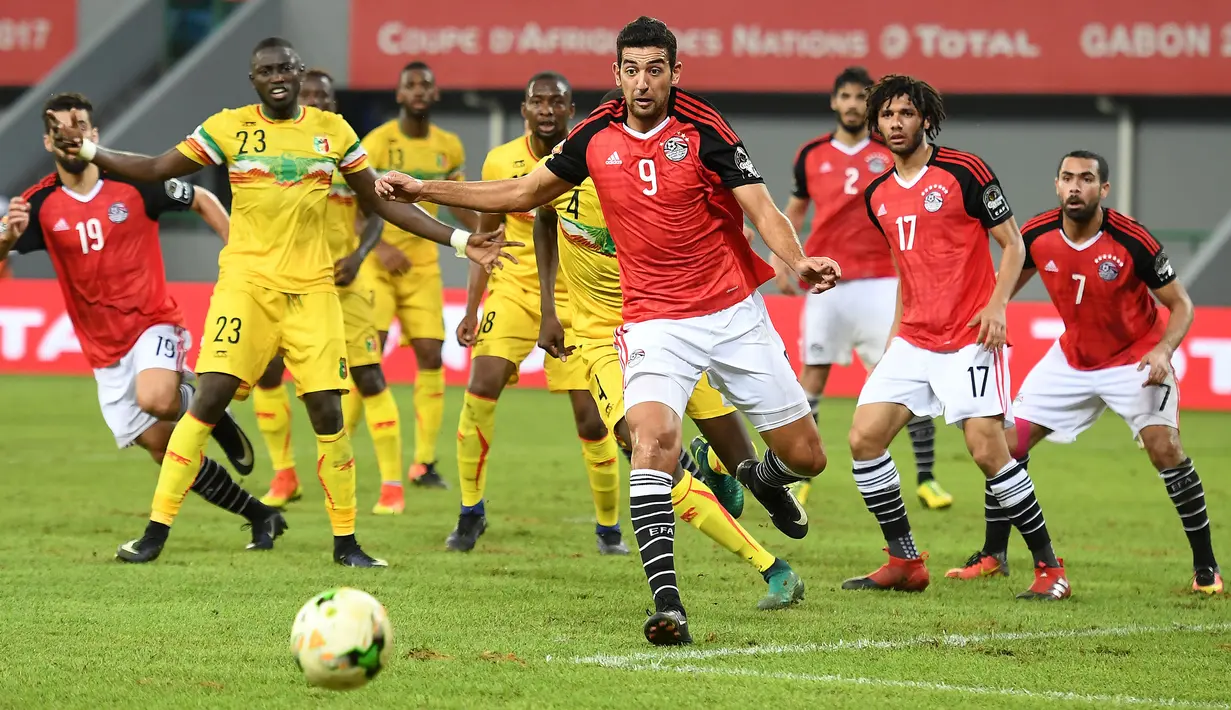 Ahmed Hassan (tengah) telah menjuarai Piala Afrika sebanyak empat kali (1998, 2006, 2008, dan 2010) bersama Mesir. Pertama kali tampil pada 1996, Hassan tercatat telah tampil sebanyak 32 laga di perhelatan itu. (AFP/Justin Tallis)
