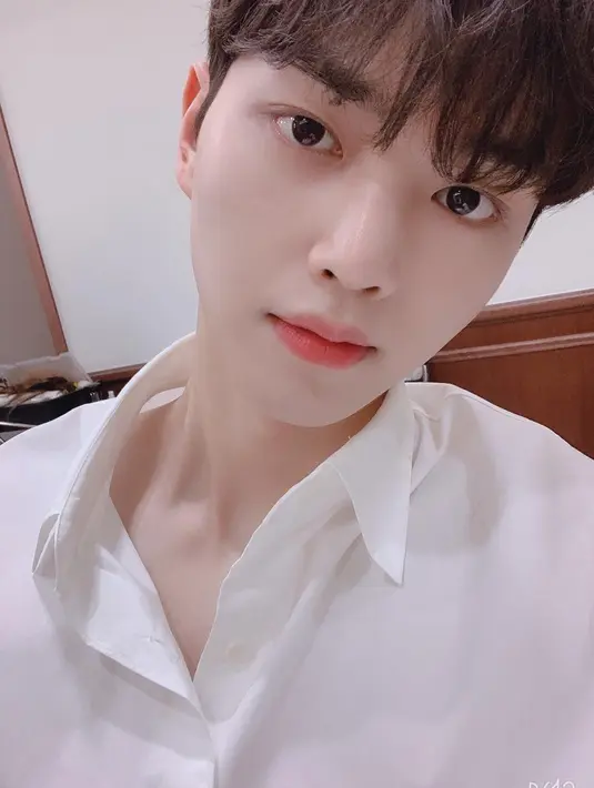 <p>Nama Song Kang belakangan menjadi trending di mesin pencarian Google lantaran santer dirumorkan berpacaran dengan Han So Hee setelah foto yang diduga keduanya beredar di media sosial. (FOTO: instagram.com/songkang_b)</p>
