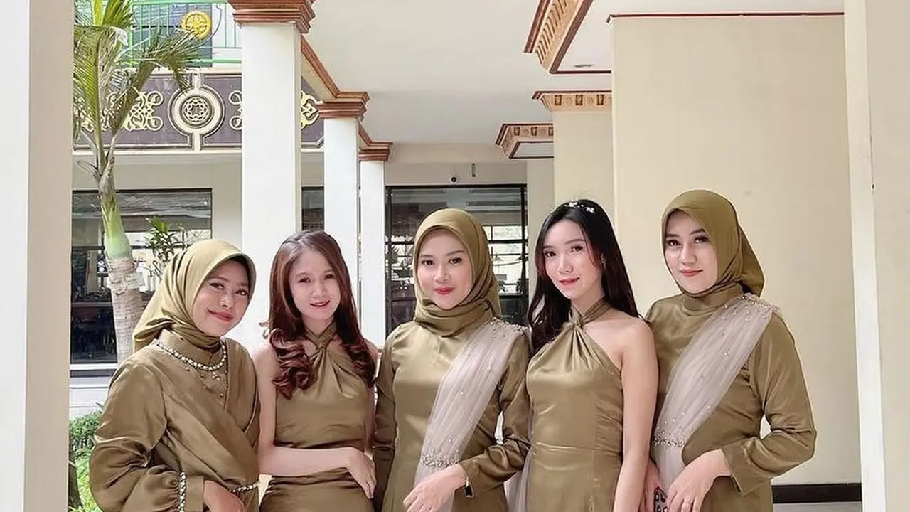 Rekomendasi Model Baju Bridesmaid Bahan Satin Polos, Modis dan Kekinian