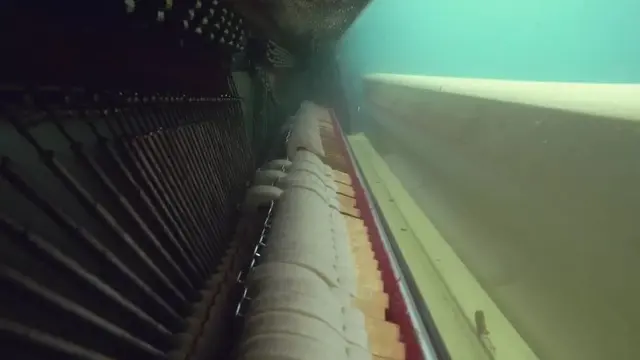 Main Piano di Dalam Air