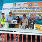 Human Capital General Services / HCGS Departement Head M. Banuarto Adhisaputro didampingi CSR Officer Aziz Kusuma Aji saat menyerahkan bantuan petalatan UMKM kepada Kelompok Nelayan Kampung Mandiri RT 48 Manggar, Balikpapan Timur.