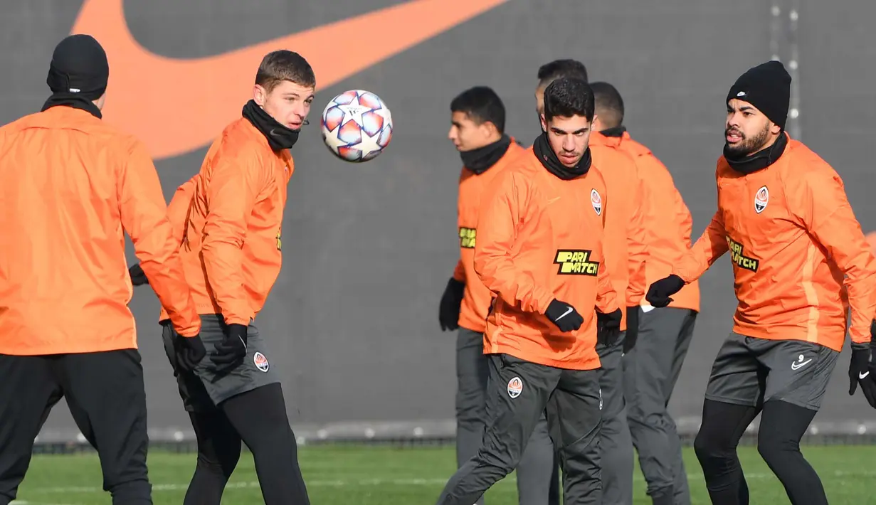 Pemain Shakhtar Donetsk, Valeriy Bondar, saat melakukan latihan jelang laga Liga Champions di Kiev, Senin (30/11/2020). Shakhtar Donetsk akan berhadapan dengan raksasa Spanyol, Real Madrid. (AFP/Sergei Supinsky)