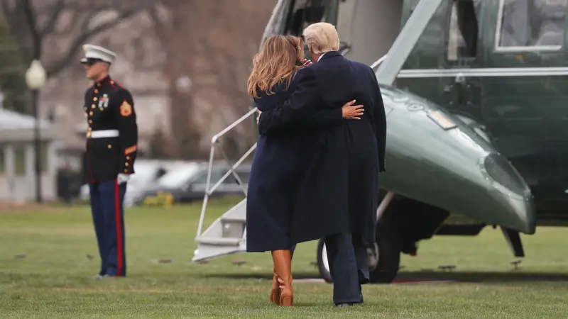 Melania Trump Hampir Terjatuh