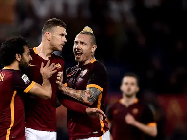 Pemain AS Roma menyambut gol yang dicetak Edin Dzeko ke gawang Palermo dalam lanjutan Serie A Italia di Stadion Olimpico, Roma, Senin (22/2/2016) dini hari WIB. (AFP/Filippo Monteforte)