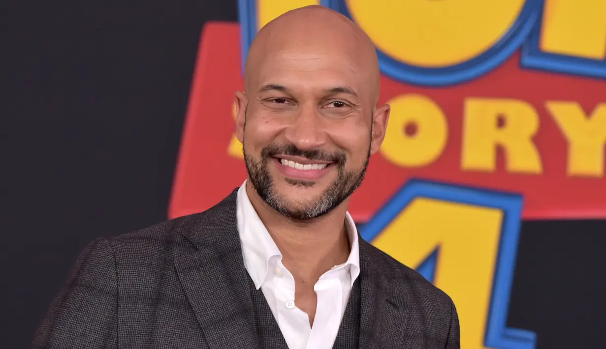 Keegan-Michael Key tersenyum saat tiba menghadiri pemutaran perdana film "Toy Story 4" di El Capitan di Los Angeles (11/6/2019). Keegan-Michael Key mengisi suara sebagai Ducky di film tersebut. (AP Photo/Richard Shotwell)