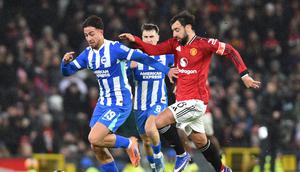 Pemain MU, Bruno Fernandes (kanan), berupaya lepas dari penjagaan pemain Brighton & Hove Albion pada lanjutan Piala FA 2025/2026, Minggu (11/1/2026) malam WIB. (PETER POWELL / AFP)