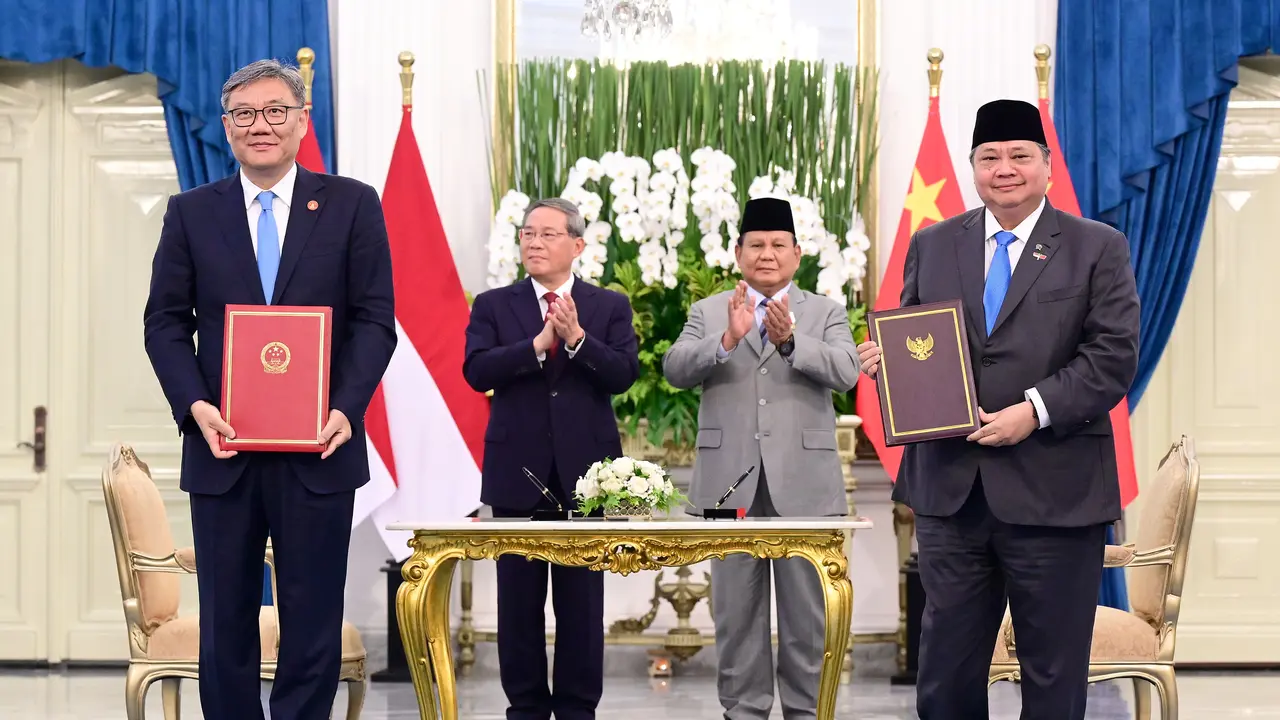 Presiden Prabowo Subianto dan PM China Li Qiang menyaksikan penandatanganan 12 MoU strategis usai melakukan pertemuan bilateral di Istana Merdeka Jakarta, Minggu (25/5/2025).