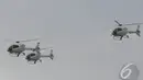 Tiga Helikopter TNI AU membentuk formasi di udara saat upacara sertijab KSAU di Taxi Way "Echo" Lanud Halim Perdanakusuma, Jakarta, Kamis (15/1/2015). (Liputan6.com/Herman Zakharia)