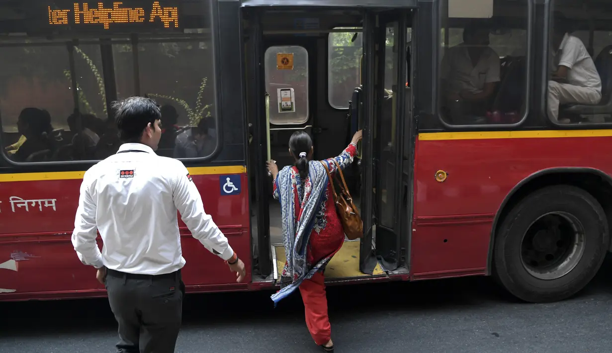 Seorang perempuan menaiki bus  New Delhi Transport Corporation untuk melakukan perjalanan gratis di New Delhi, 29 Oktober 2019. Program bus gratis bagi perempuan itu disebut sebagai langkah bersejarah untuk keselamatan dan meningkatkan peran mereka dalam perekonomian ibu kota. (Sajjad HUSSAIN/AFP)