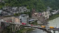Tebing Bukit Longsor Timbun Permukiman di Chongqing, Puluhan Orang Hilang