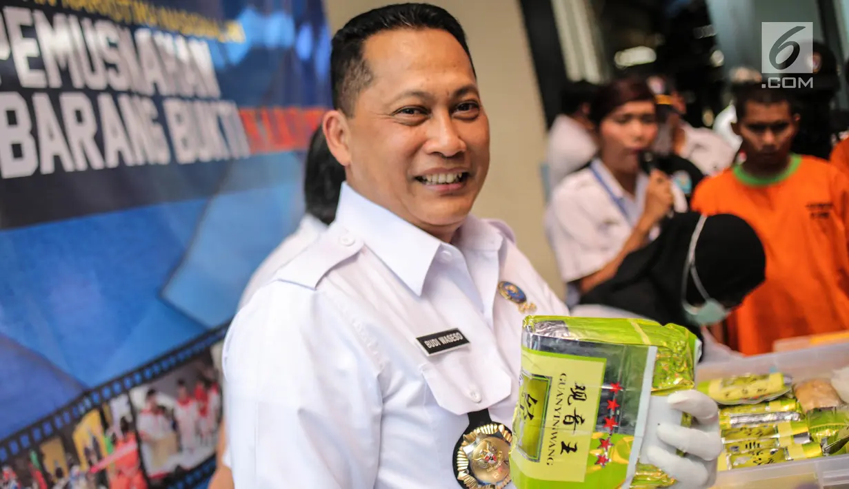 Kepala BNN Komjen Pol Budi Waseso memegang barang bukti sabu saat pemusnahan di Jakarta, Kamis (14/9). BNN memusnahkan 39,96 kilogram sabu hasil dari penangkapan jaringan internasional sindikat narkotika Aceh - Malaysia. (Liputan6.com/Faizal Fanani)
