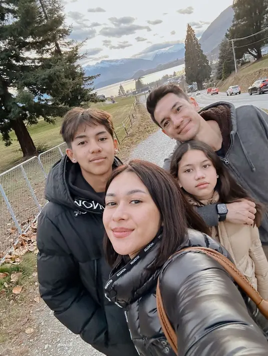 Liburan musim dingin di New Zealand, Nana Mirdad tampil fashionable dengan outfit pilihan. Seperti apa potretnya? [@nanamirdad]