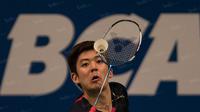 Pebulutangkis ganda putra Korea Selatan, Lee Yong Dae, berusaha mengembalikan kok saat laga final BCA Indonesia Open di Istora Senayan, Jakarta, Minggu (5/6/2016). (Bola.com/Vitalis Yogi Trisna)
