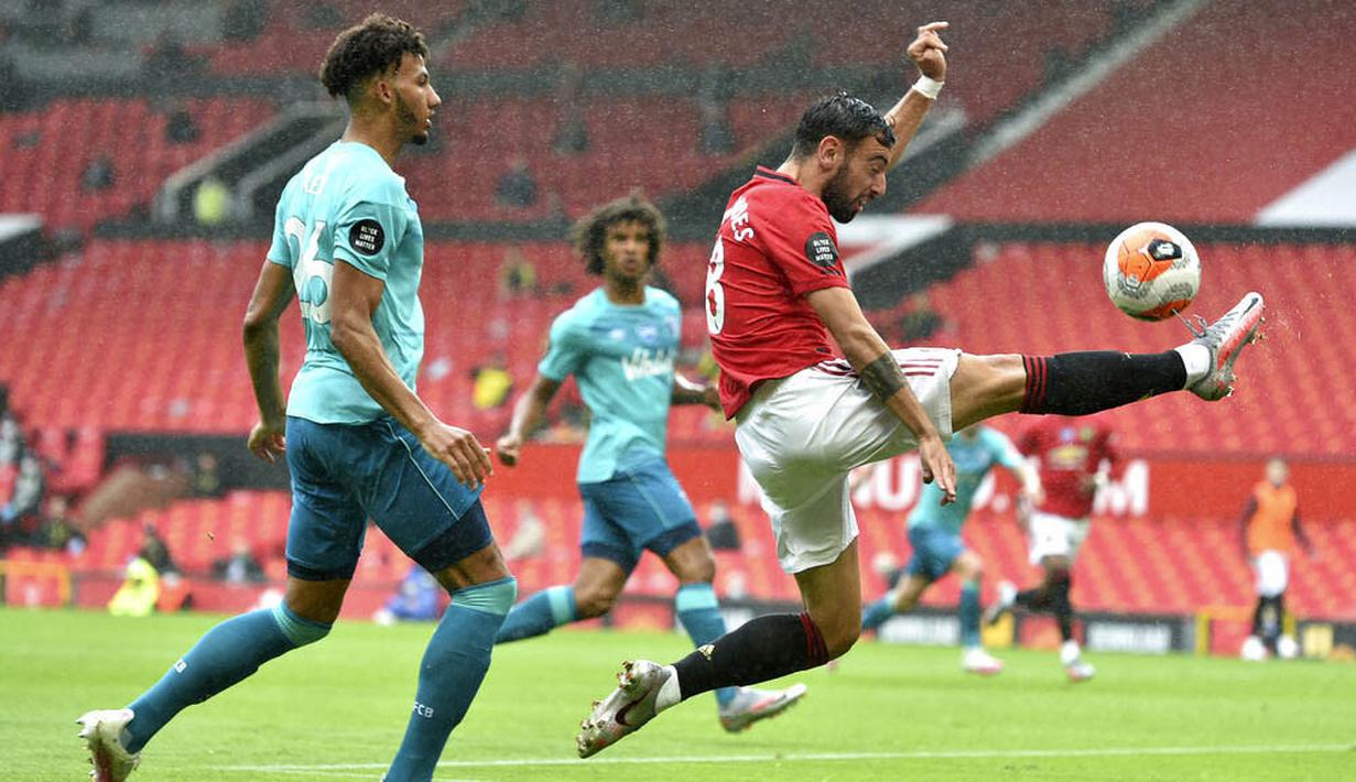 Pemain Manchester United, Bruno Fernandes, mengontrol bola saat melawan Bournemouth pada laga Premier League di Stadion Old Trafford Sabtu (4/6/2020). Manchester United menang 5-2 atas Bournemouth. (AP/Peter Powell)