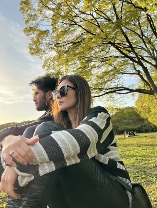 Sang kekasih juga tampil dengan pakaian serba hitam, dari jaket hingga celannya. Credit: Instagram (@wulanguritno)