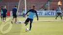 Untuk meredam kecepatan pemain Cina pemain belakang Timnas Indonesia Hashim Kipuw terlihat melakukan latihan serius (Liputan6.com/ Helmi Fithriansyah)