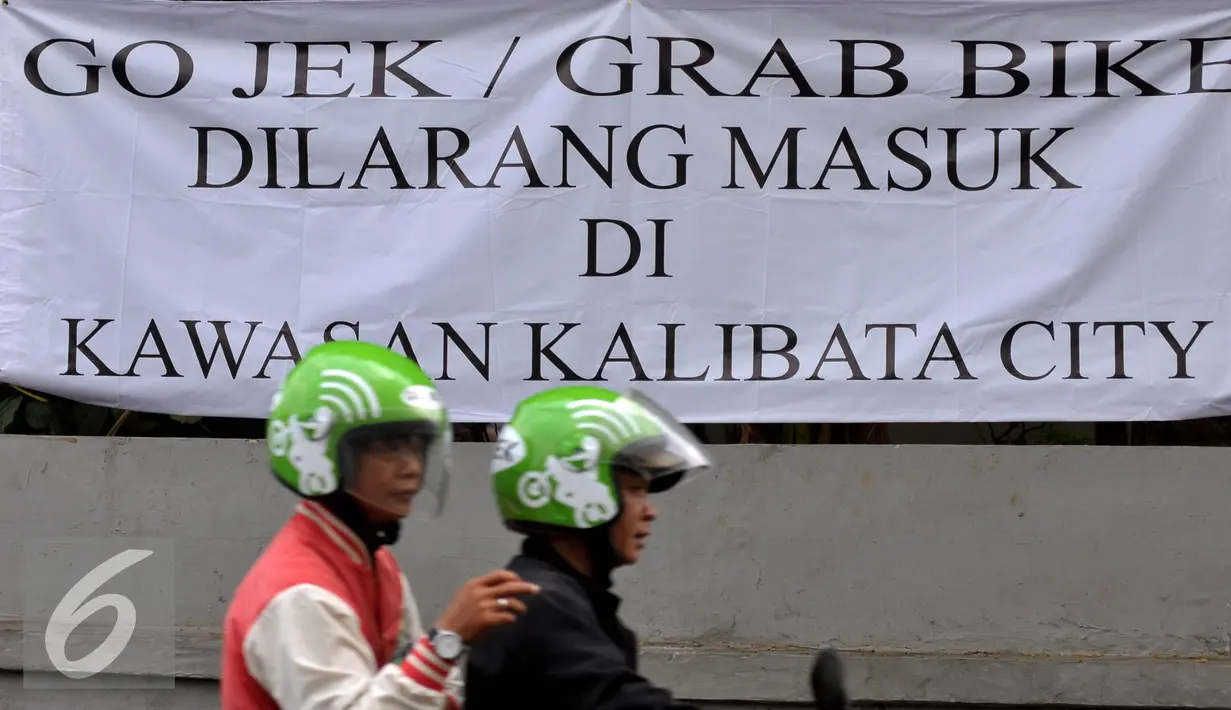 Spanduk penolakan ditujukan kepada Go-Jek dan Grab Bike terpasang di kawasan Kalibata City, Jakarta, Rabu (8/7/2015). Sejumlah pengojek regular menolak keberadaan layanan ojek online. (Liputan6.com/JohanTallo)
