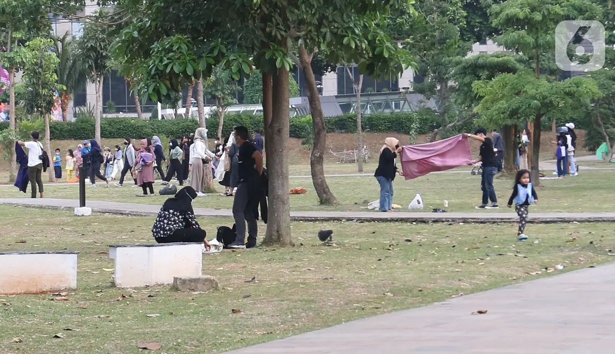 Warga menikmati suasana menjelang sore di Hutan Kota Gelora Bung Karno (GBK), Jakarta, Minggu (17/10/2021). Hutan Kota mulai dibuka secara umum dengan memberlakukan pembatasan sebanyak 150 orang dengan batas waktu satu jam kunjungan. (Liputan6.com/Herman Zakharia)