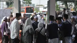 Ada 385 calon jamaah haji asal Jakarta yang akan berangkat pada dini hari nanti, Minggu (12/5). (merdeka.com/Imam Buhori)