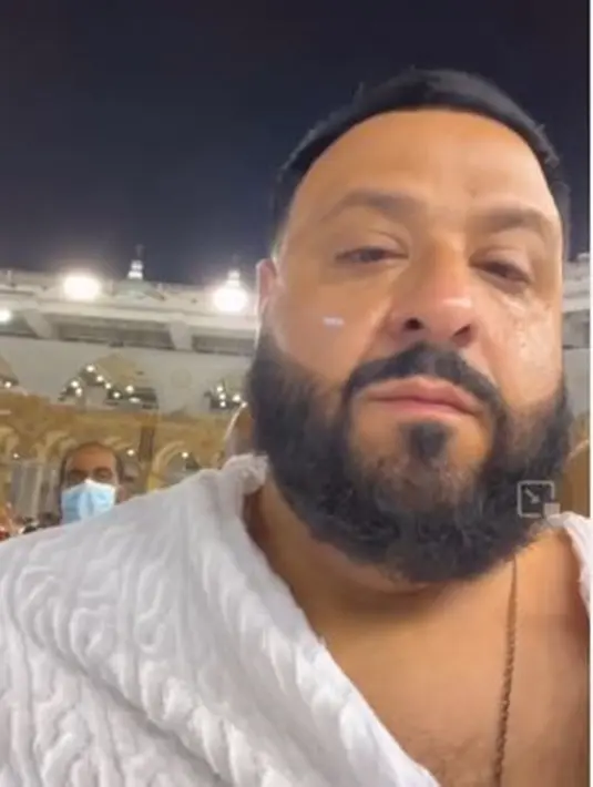 Musisi berusia 47 tahun itu juga tampak meneteskan air mata saat mengelilingi Ka'bah. Ia juga terharu karena bisa menjalani ibadah umrah. DJ Khaled memaparkan bahwa dirinya merasakan kedamaian, kegembiraan, kesehatan serta perlindungan bagi seluruh umat manusia. Ia juga sangat bersyukur kepada Allah Yang Maha Besar. (Liputan6.com/IG/@djkhaled)