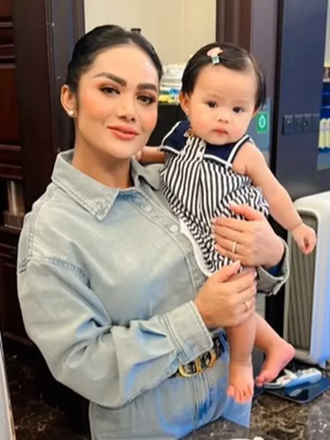 Krisdayanti momong Ameena (Instagram/krisdayantilemos)