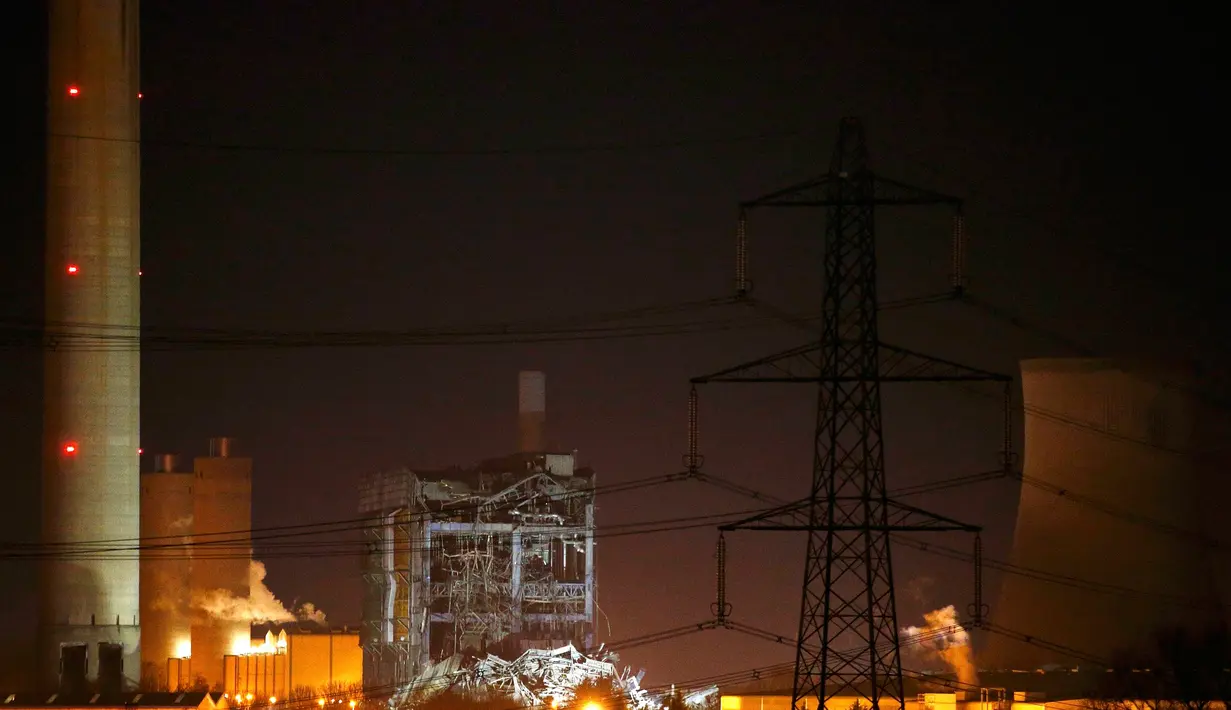 Kondisi bangunan pembangkit listrik setelah ledakan di komplek pembangkit listrik di Didcot, Inggris, Selasa (23/2). Satu orang tewas, lima terluka dan tiga lainnya dinyatakan masih hilang karena tertimpa reruntuhan bangunan (REUTERS/Peter Nichol)