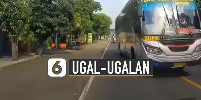 VIDEO: Mobil Nyaris Disambar Bus Ugal-Ugalan