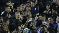 Pelatih Arema FC, Milomir Seslija, bersama pemain merayakan gelar juara Piala Presiden 2019 usai menaklukkan Persebaya Surabaya di Stadion Kanjuruhan, Jumat (13/4). Arema FC menang 2-0 atas Persebaya. (Bola.com/Yoppy Renato)