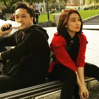 Kemesraan Franky Sihombing dan Feby Febiola. (via instagram.com/frankysihombing)