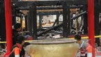 Sejumlah warga duduk di sekitar sisa-sisa kebakaran Wihara Dharma Bakti, Petak Sembilan, Jakarta, Kamis (19/3/2015). Wihara yang lebih dikenal dengan Petak Sembilan ini terbakar pada 2 Maret 2015 lalu. (Liputan6.com/Helmi Afandi)