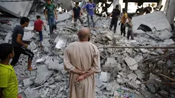 Sejumlah warga berkumpul di reruntuhan sebuah masjid yang hancur pasca serangan udara militer Israel di Gaza, (30/7/2014). (REUTERS/Finbarr O'Reilly)