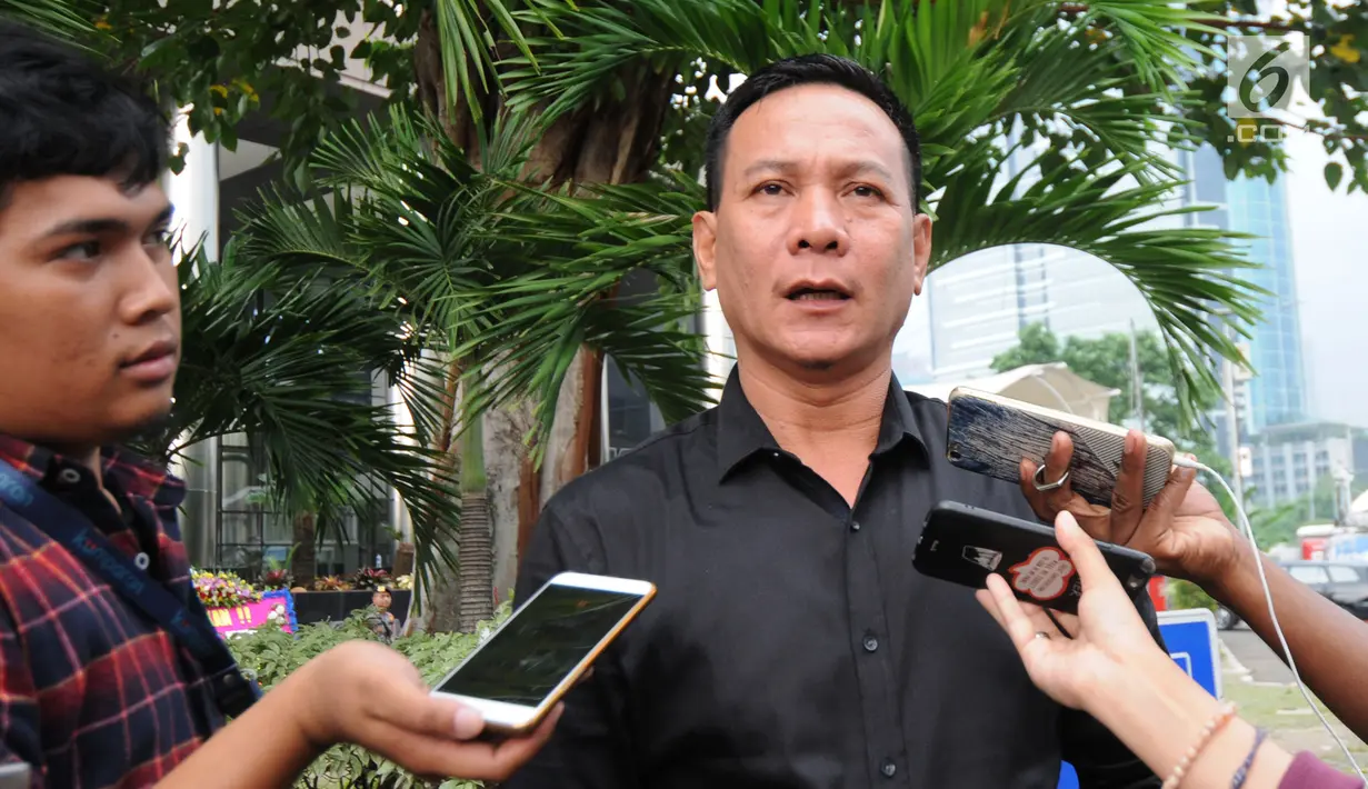 Pengusaha Jambi, Ahmad Jais menjawab pertanyaan wartawan usai menjalani pemeriksaan di Gedung KPK, Jakarta, Kamis (3/5). Ahmad Jais diperiksa sebagai saksi kasus gratifikasi sejumlah proyek di Provinsi Jambi. (Merdeka.com/Dwi Narwoko)