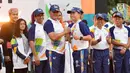 Laksamana Muda Yudo Margono bersalaman dengan VP Consumer Healthcare and Wellness and International Operation Combiphar Weitarsa Hendarto sai Api Obor Asian Games 2018 tiba di Balai Kota, Jakarta, Rabu (15/8). (Liputan6.com/Fery Pradolo)