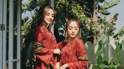 Keduanya kompak mengenakan kebaya maroon yang dipadukan dengan kain batik dan high heels. (Liputan6.com/IG/@azaliabiandaavissa)