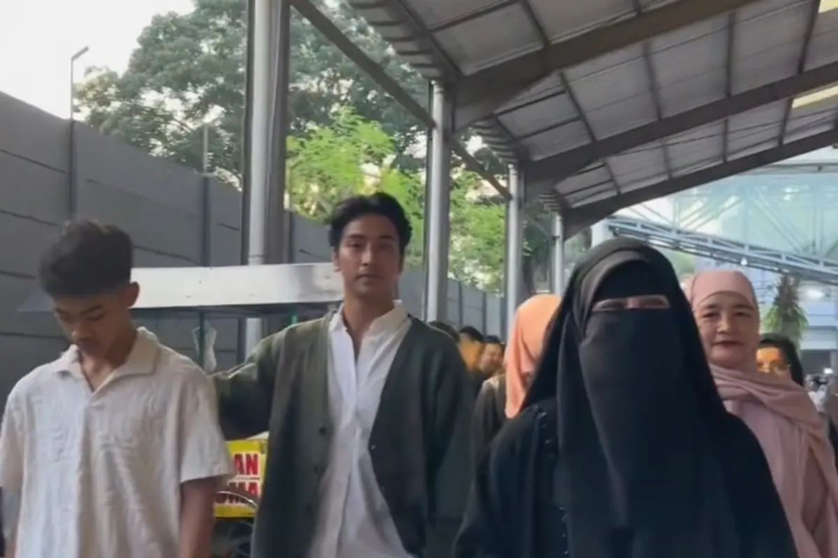 Potret Umi Pipik Hadiri Acara Bukber dengan Anak Yatim, Abidzar dan Bilal Kawal Bak Bodyguard