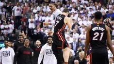 Miami Heat guard Goran Dragic (7) merayakan kemenangan bersama Gerald Green (14) usai melawan Toronto Raptors pada NBA Playoffs di Air Canada Centre, Toronto, Selasa (3/5/2016). Heat menang 102-96. (Reuters/Mandatory/Dan Hamilton-USA TODAY Sports)