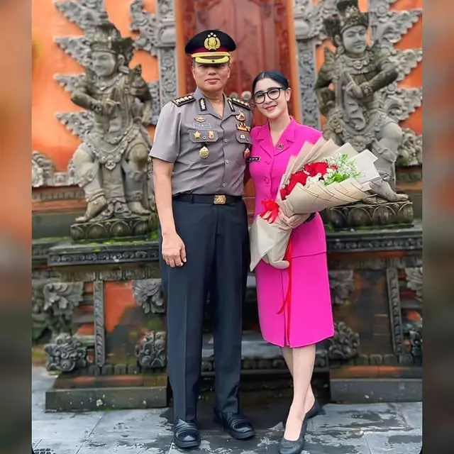 Uut Permatasari Ceritakan Awal Mula Perkenalan dengan Sang Suami. (YouTube/Melaney Ricardo)
