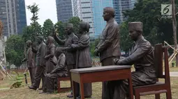 Tujuh patung Presiden RI serta ibu negara Hasri Ainun Habibie terpasang di kawasan Hutan Kota Kompleks GBK, Jakarta, Rabu (19/9). Pembangunan hutan kota ini merupakan bagian dari perbaikan dan penataan kawasan GBK. (Liputan6.com/Helmi Fithriansyah)