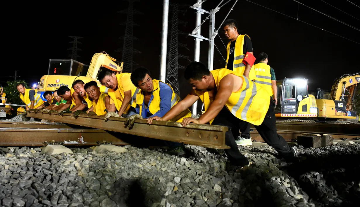 Para pekerja jalur kereta bekerja di lokasi konstruksi kereta cepat Hefei-Anqing, Provinsi Anhui, China, 25 Agustus 2020. Kereta cepat tersebut menghubungkan Kota Hefei dan Anqing. (Xinhua/Liu Junxi)